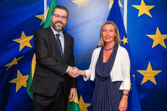 Ernesto Araújo e Frederica Mogherini, alta representante da UE, fechando o acordo de livre-comércio, em junho de 2019 - Foto: União Europeia/ Twitter
