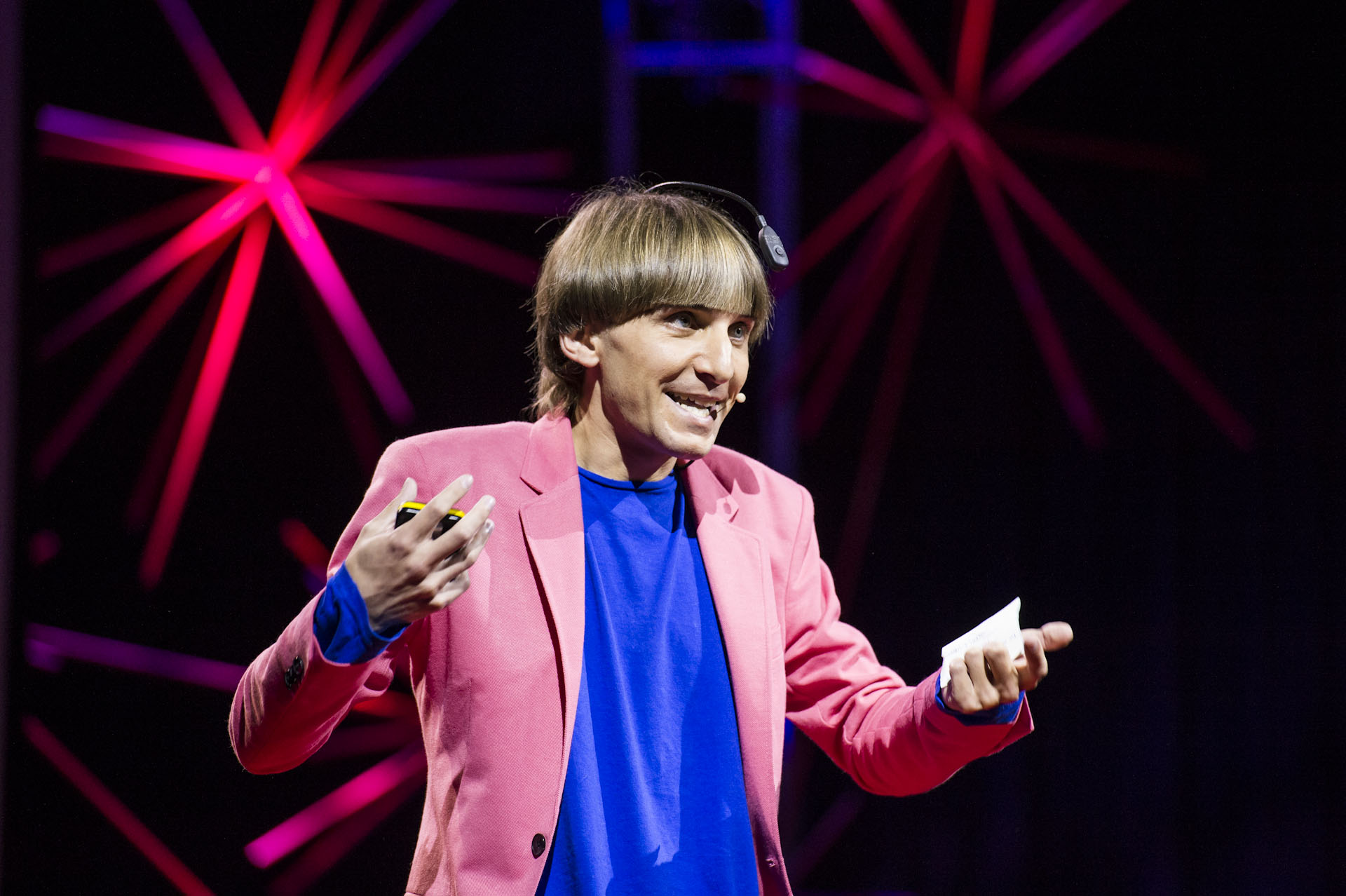 Neil Harbisson e seu invento na TEDGlobal em 2012. Foto: James Duncan Davidson.